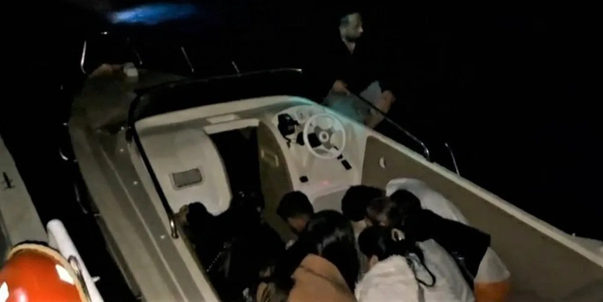 Bodrum açıklarında teknede 15 düzensiz göçmen, 2 kaçakçılık şüphelisi yakalandı