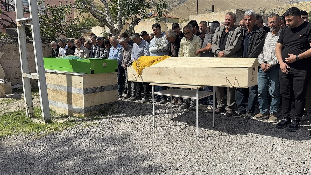 Tarsus'ta tıra çarpan araçta ölen çift Niğde'de toprağa verildi