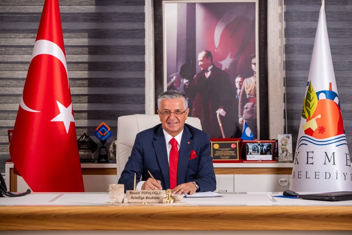 Kemer Belediye Başkanı Necati Topaloğlu, 8 meclis üyesiyle birlikte CHP'den istifa etti