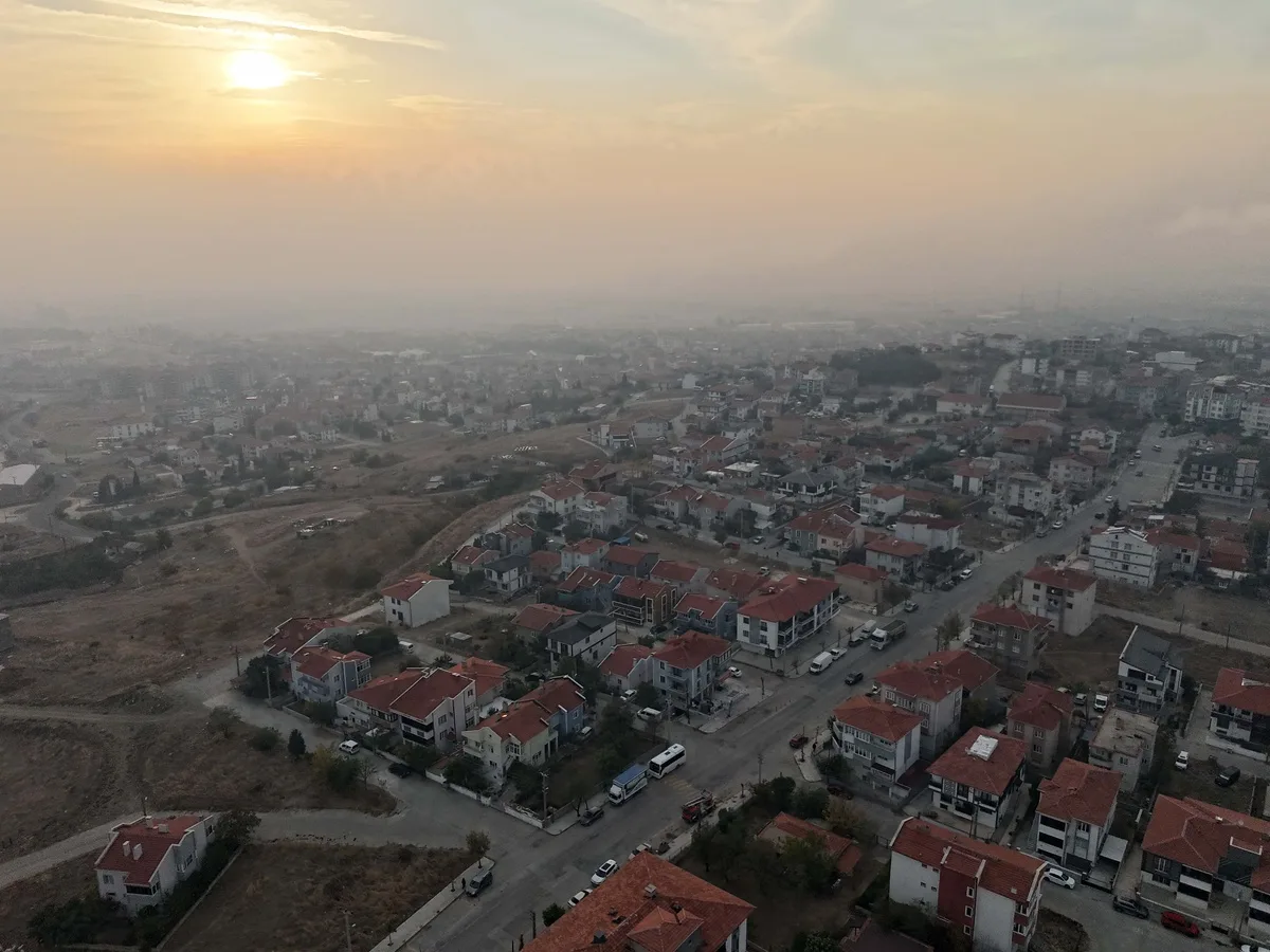 Keşan'da yasak anız yakımı ilçeyi dumana boğdu, 6 tarla sahibine tutanak tutuldu