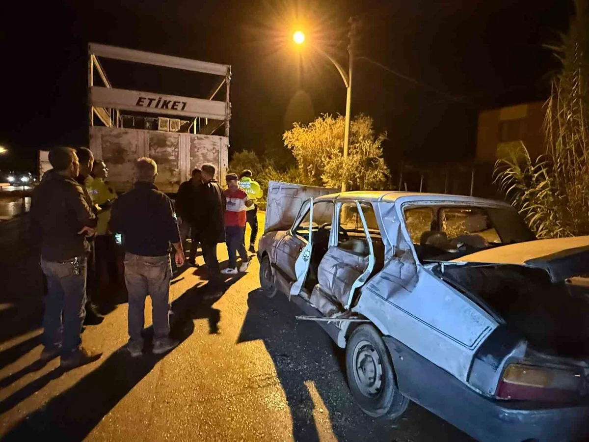 Antalya Serik'te otomobilin kamyona arkadan çarpması sonucu 3 kişi yaralandı