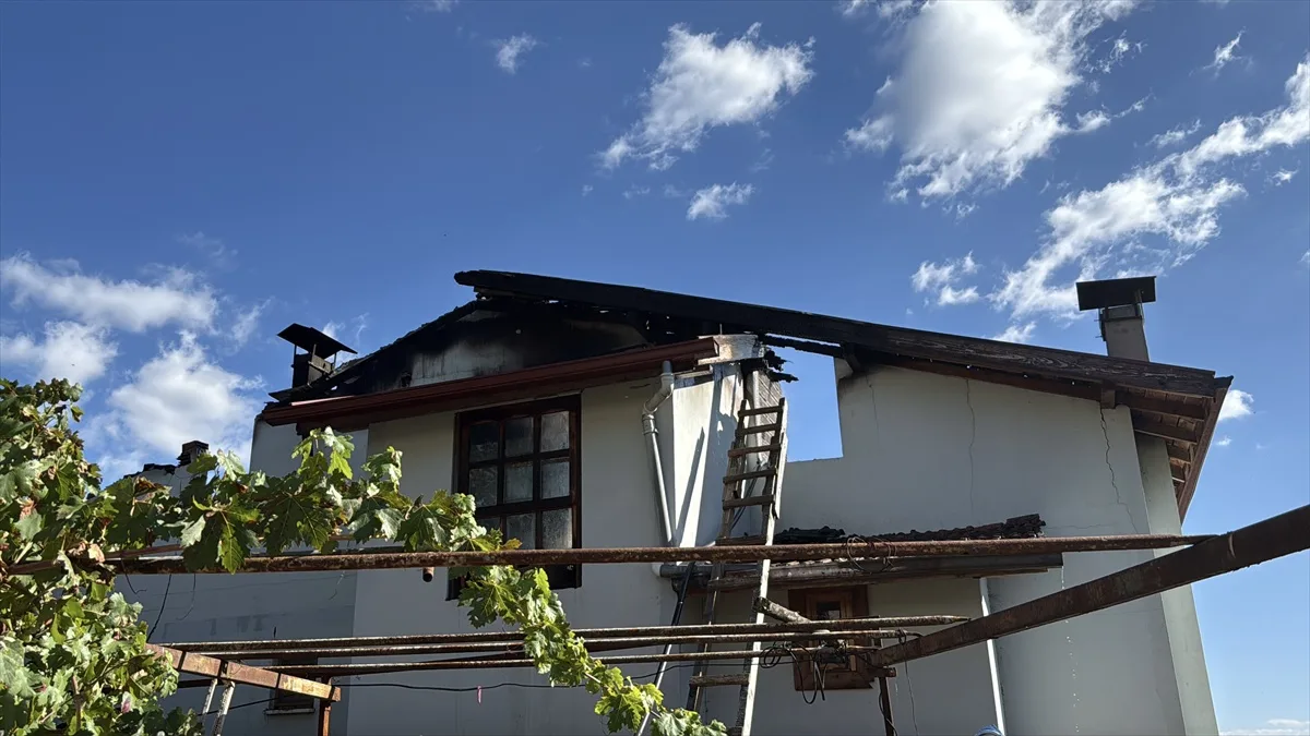 Karabük Safranbolu Düzce köyünde evin çatısında çıkan yangın söndürüldü