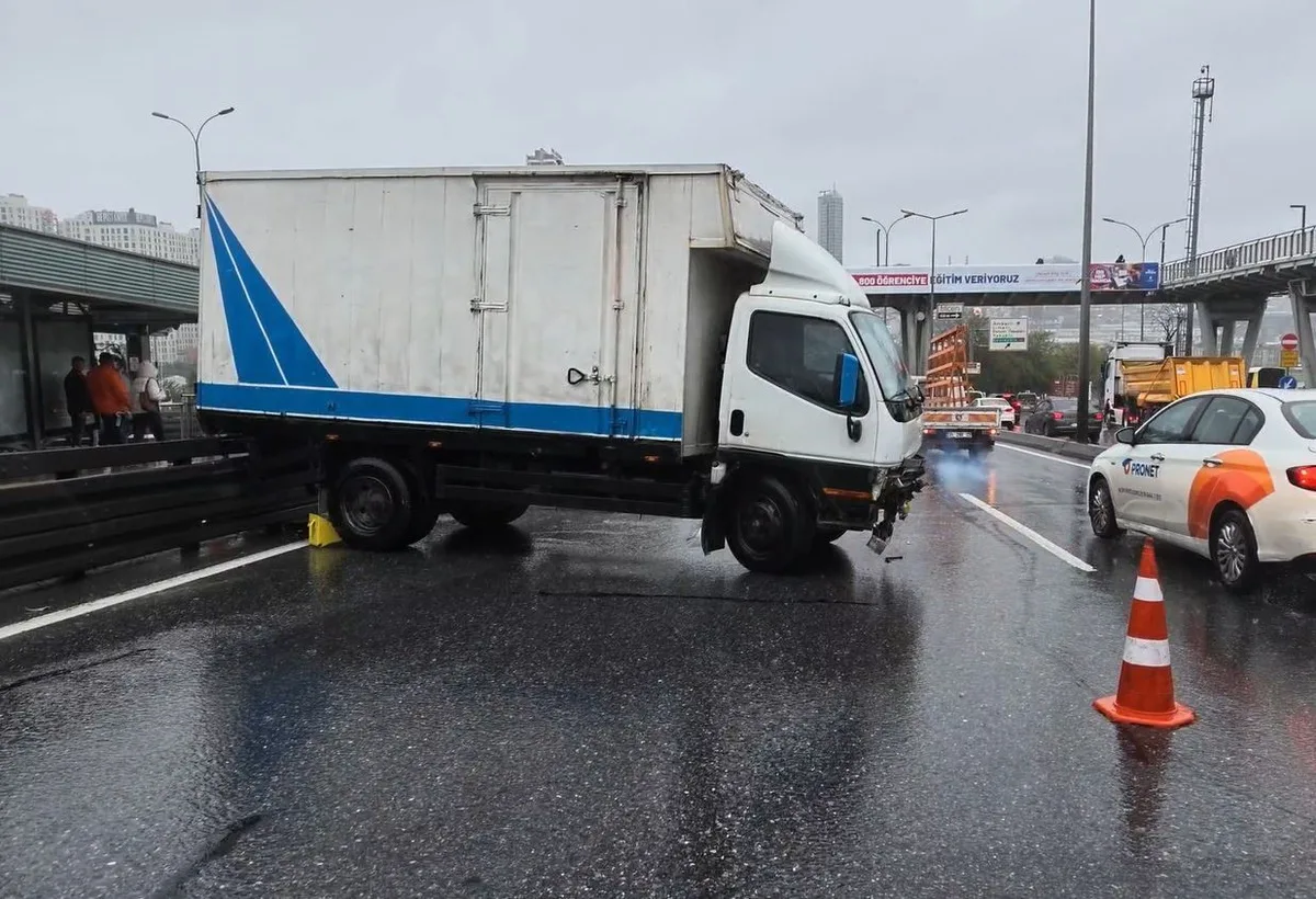 İstanbul E-5 Haramidere'de kamyonet bariyerlere çarptı, trafik durma noktasına geldi
