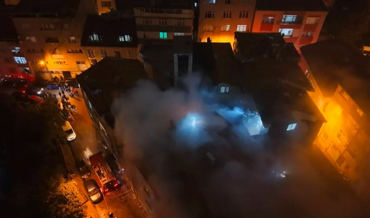 Kağıthane'de 5 katlı binadaki yangın çatıya sıçradı, yaklaşık 1 saatte söndürüldü