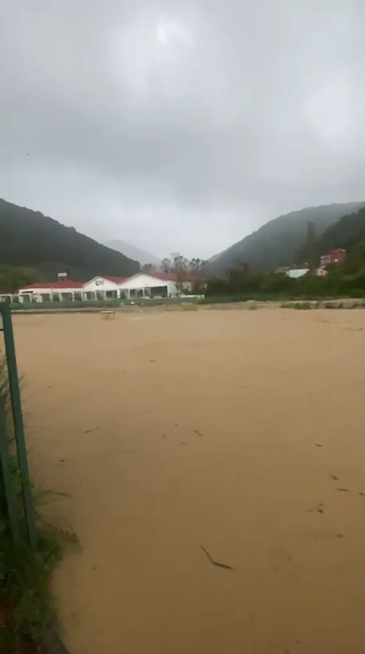 Zonguldak Kozlu'da sağanak sonrası Ilıksu Deresi taştı, plaj sular altında kaldı