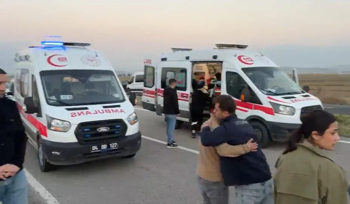 Ağrı Patnos'ta düğün davetiyesi götüren araç takla attı, 3'ü çocuk 6 kişi yaralandı