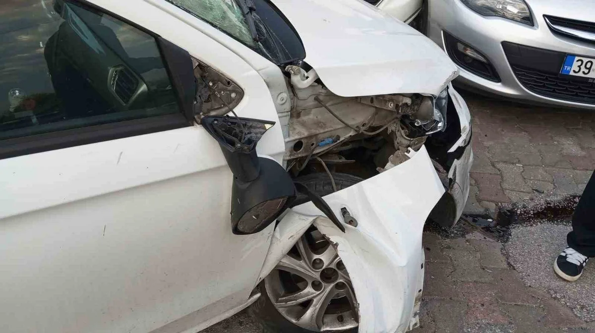 Kırklareli Lüleburgaz'da araç, özel hastane otoparkında park halindeki araca çarptı
