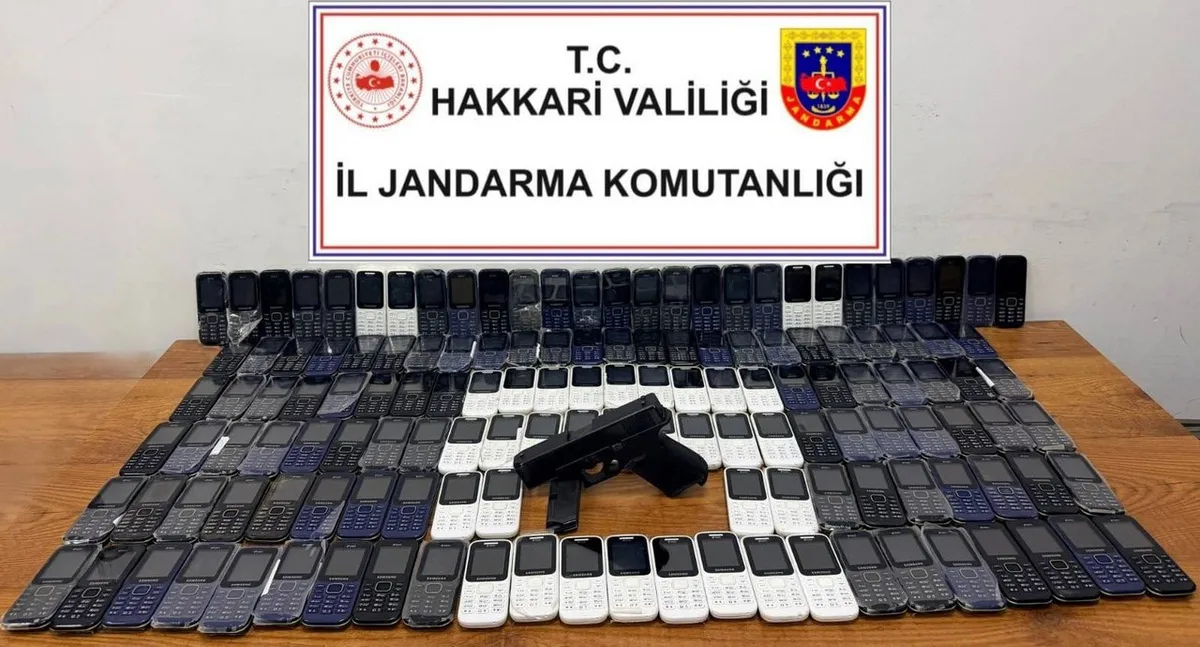 Şemdinli'de ev aramasında 142 kaçak tuşlu telefon ve ruhsatsız tabanca ele geçirildi
