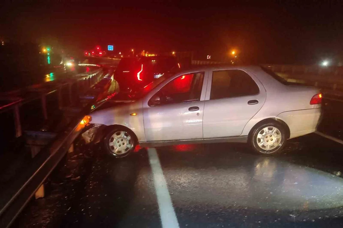 İddiaya göre Edirne Keşan'da otomobil bariyerlere çarptı, sürücü yaralandı