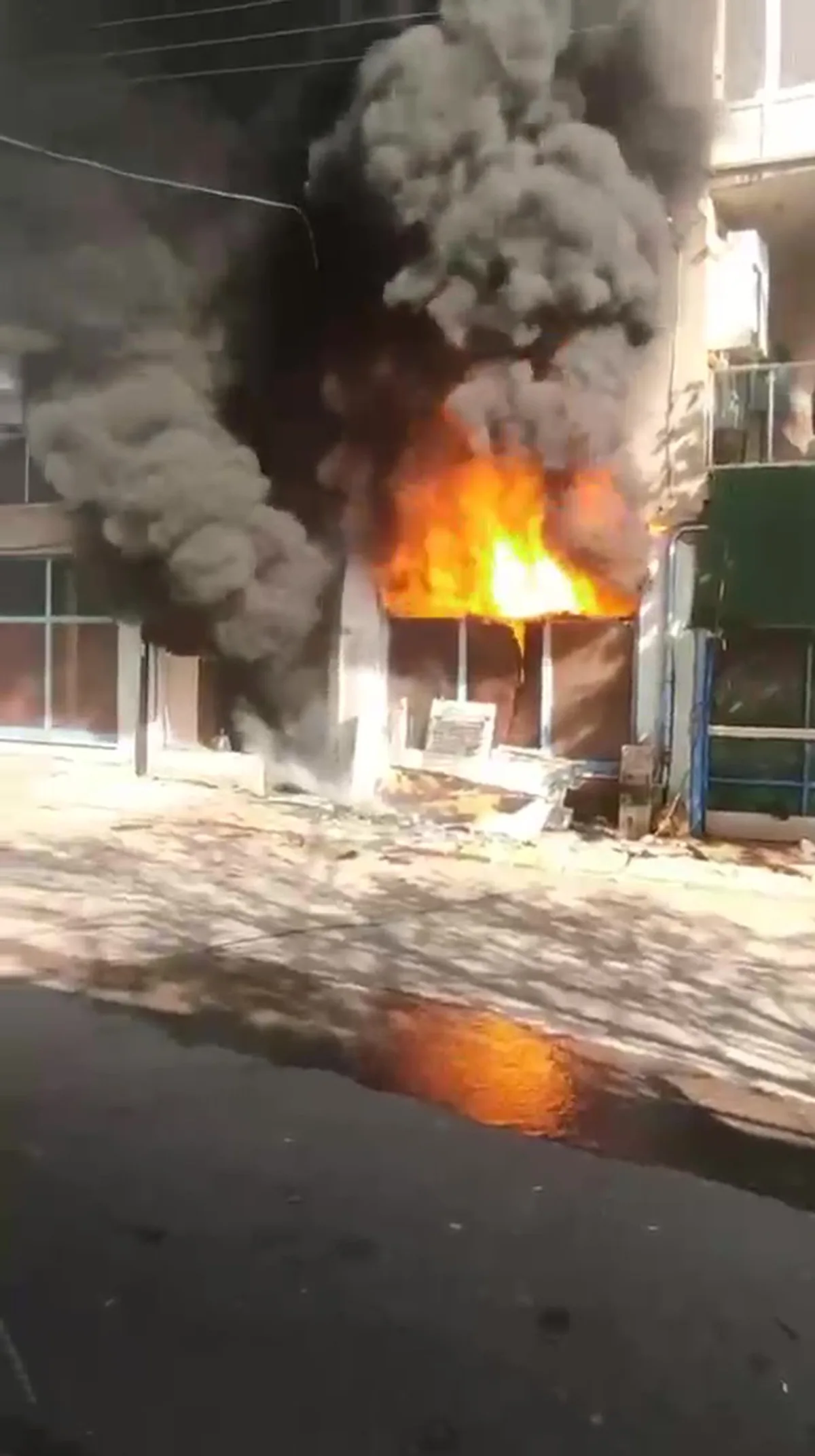 Kocaeli Körfez'de hurdacıda çıkan yangın 4 katlı binanın çatısına sıçradı