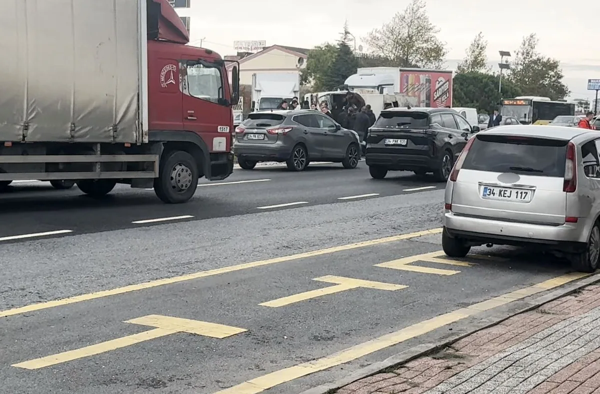 Beylikdüzü'nde E-5'te kaygan yolda yan yatan kamyonun sürücüsü hastaneye kaldırıldı