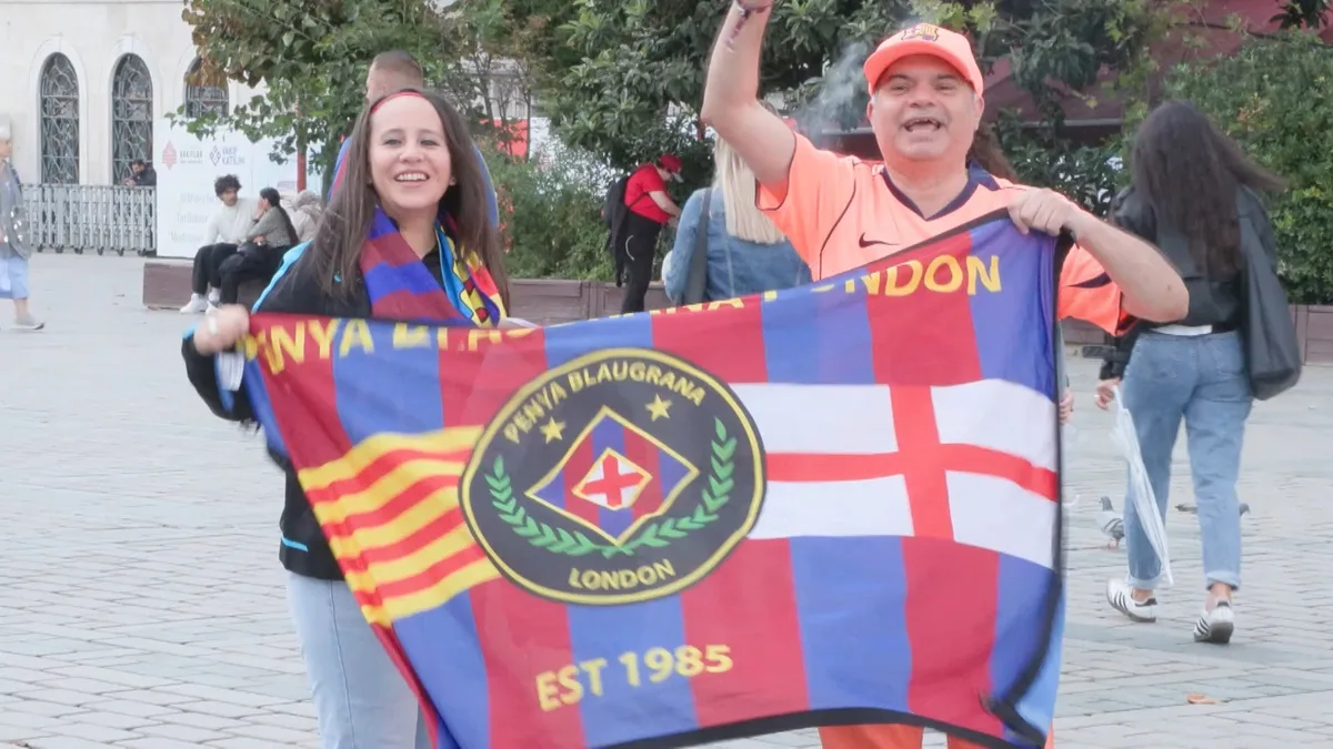 Barcelona taraftarları Sultanahmet'te Galatasaray maçı öncesi tezahürat yaptı