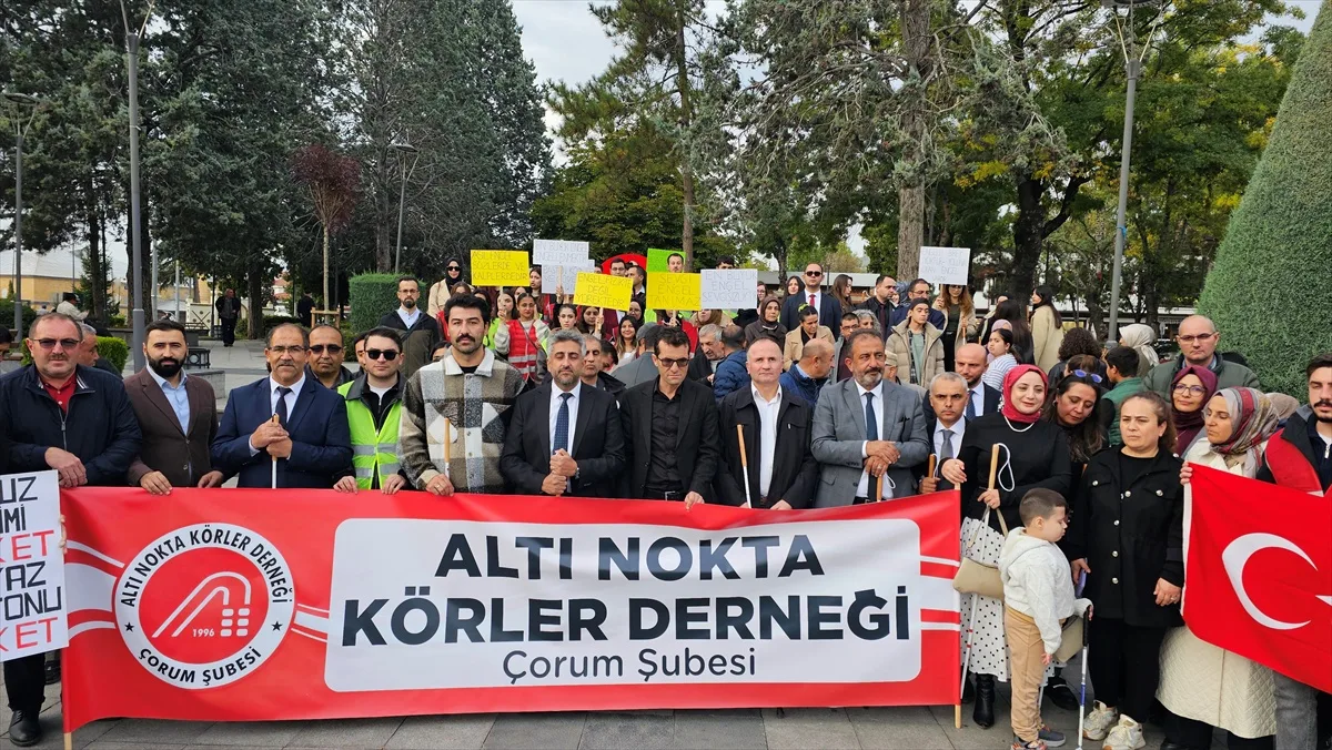 Görme engelliler Çorum'da beyaz baston farkındalığı için Saat Kulesi'ne yürüdüler