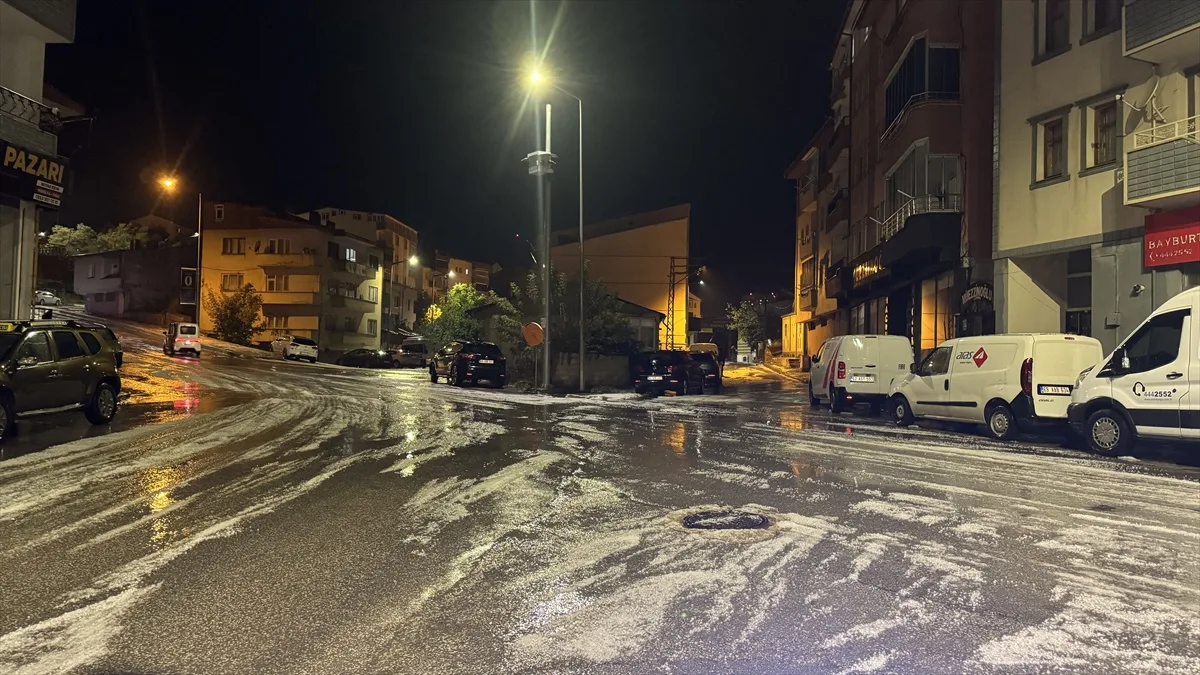Bayburt'ta sağanak akşam yerini fındık büyüklüğündeki doluya bıraktı