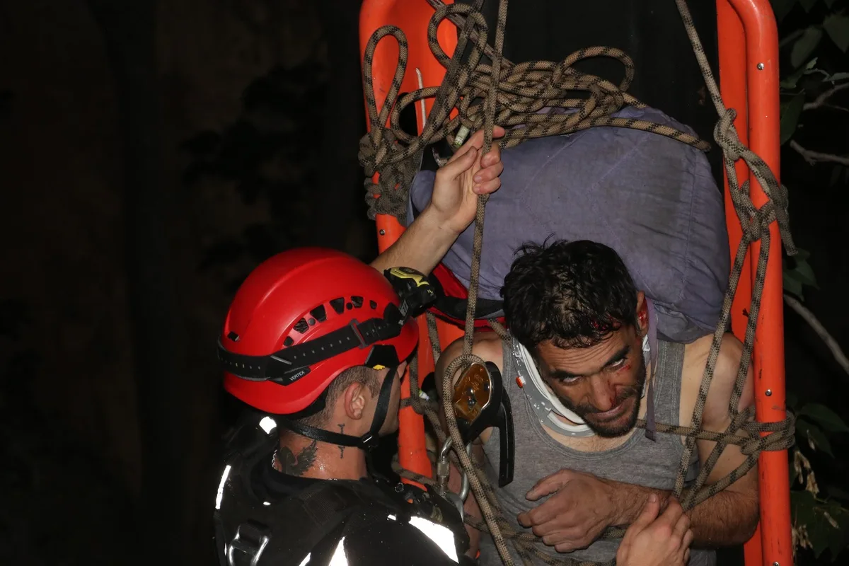 Antalya'da parktaki köprüden 25 metre aşağı düştü! Kurtarma operasyonu 2 saat sürdü
