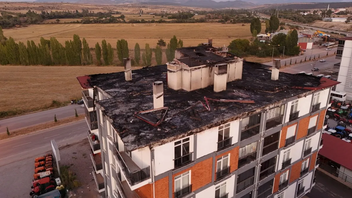 Konya Beyşehir'de çatı yangınının ardından 20 aile hâlâ evlerine giremiyor