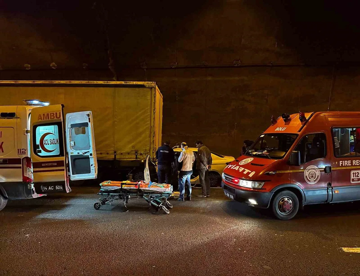 Bolu Dağı Tüneli'nde tıra arkadan çarpan otomobilde baba ve oğlu yaralandı