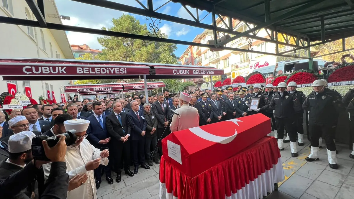Uygulama noktasında şehit edilen polis memuru toprağa verildi