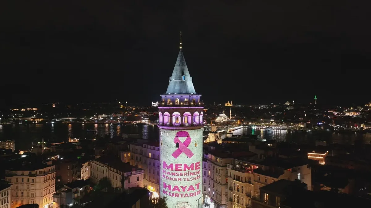 Galata Kulesi meme kanserinde erken teşhis mesajıyla pembe ışıkla aydınlatıldı