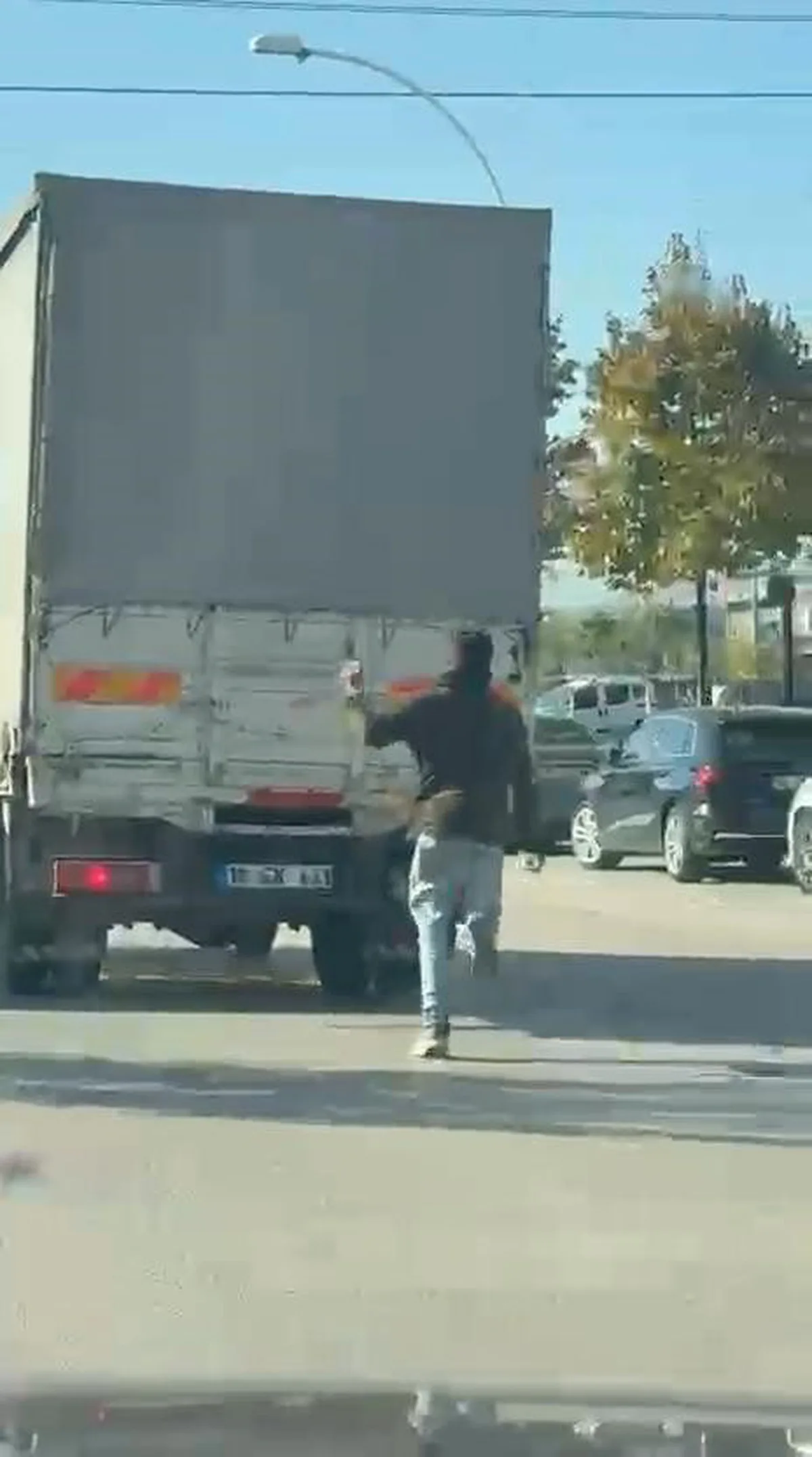 Bursa Özlüce'de çocuk, kamyonetin arka kapağına tutunup yolculuk yaptı