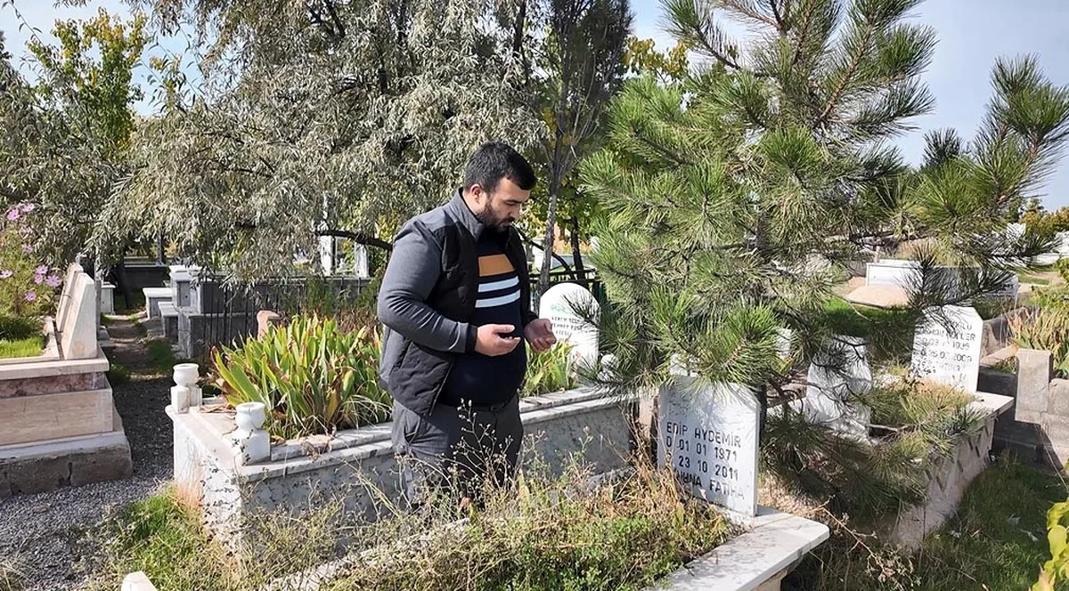Van depremlerinde hayatını kaybeden 644 kişi 15. yılın ardından acıyla anılıyor