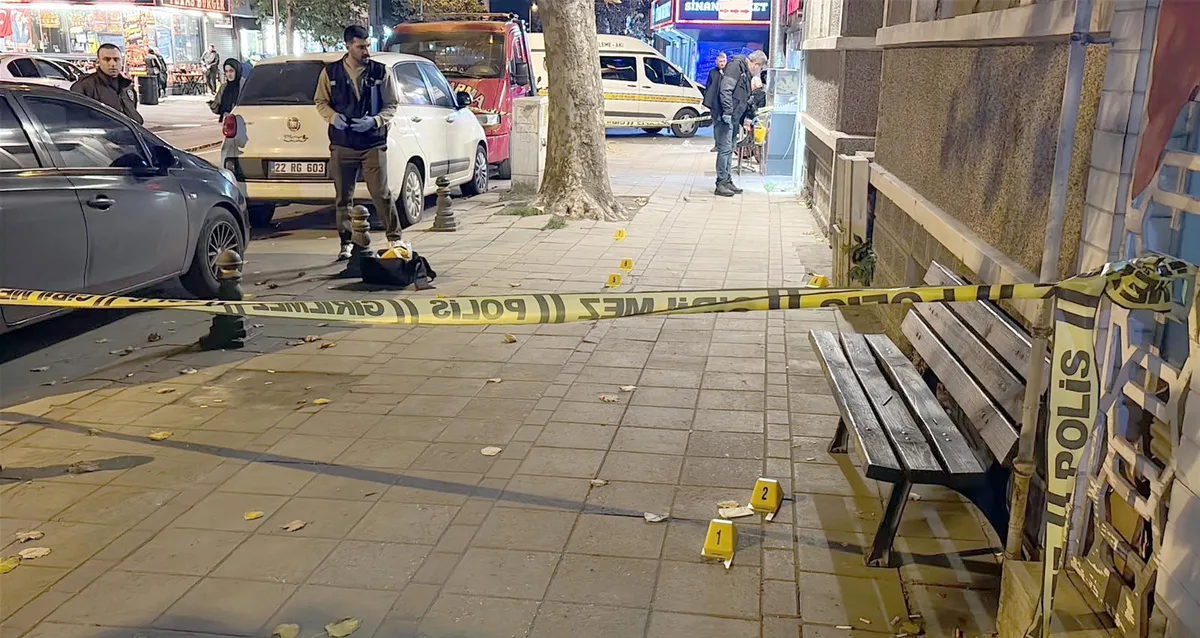 Tekirdağ Çorlu'da kaldırımda yürüyen S.T., motosikletli 2 kişinin ateşiyle yaralandı