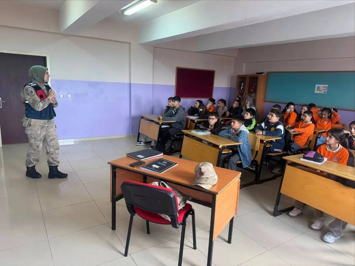 Erzincan'da jandarma 65 okul ve çevresinde 2 bin 540 kişiyi sorguladı