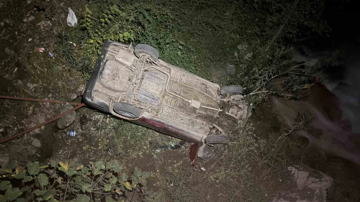 Osmaniye'de otomobil 5 metre yükseklikten dereye düşerek sürücüsünü yaraladı