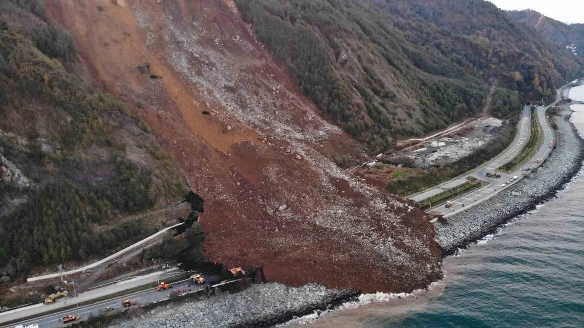 Hakan Ersoy, Artvin'de 500 tonu aşan kaya bloklarının hareket ettiğini söyledi