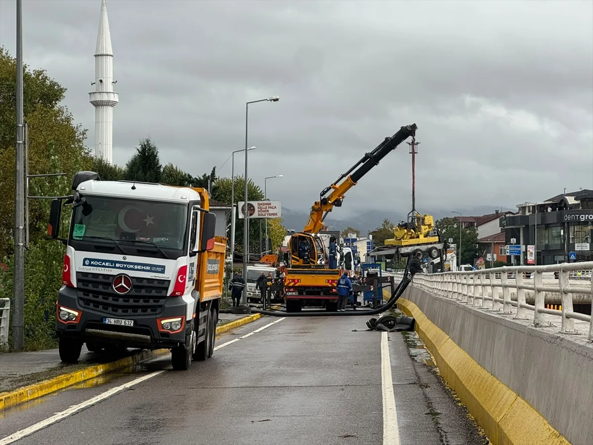 Kocaeli'de yollar kapandı, Sakarya Karasu'da metrekareye 241 kilogram yağış düştü