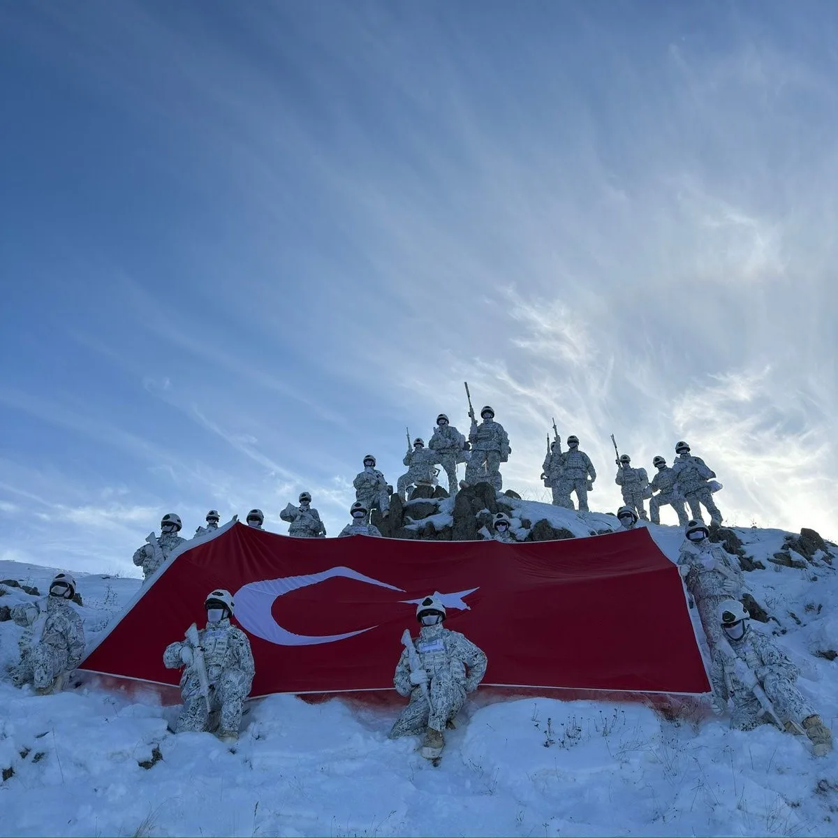 NATO Müttefik Kara Komutanlığı, Türk komandoların fotoğrafıyla 29 Ekim'i kutladı