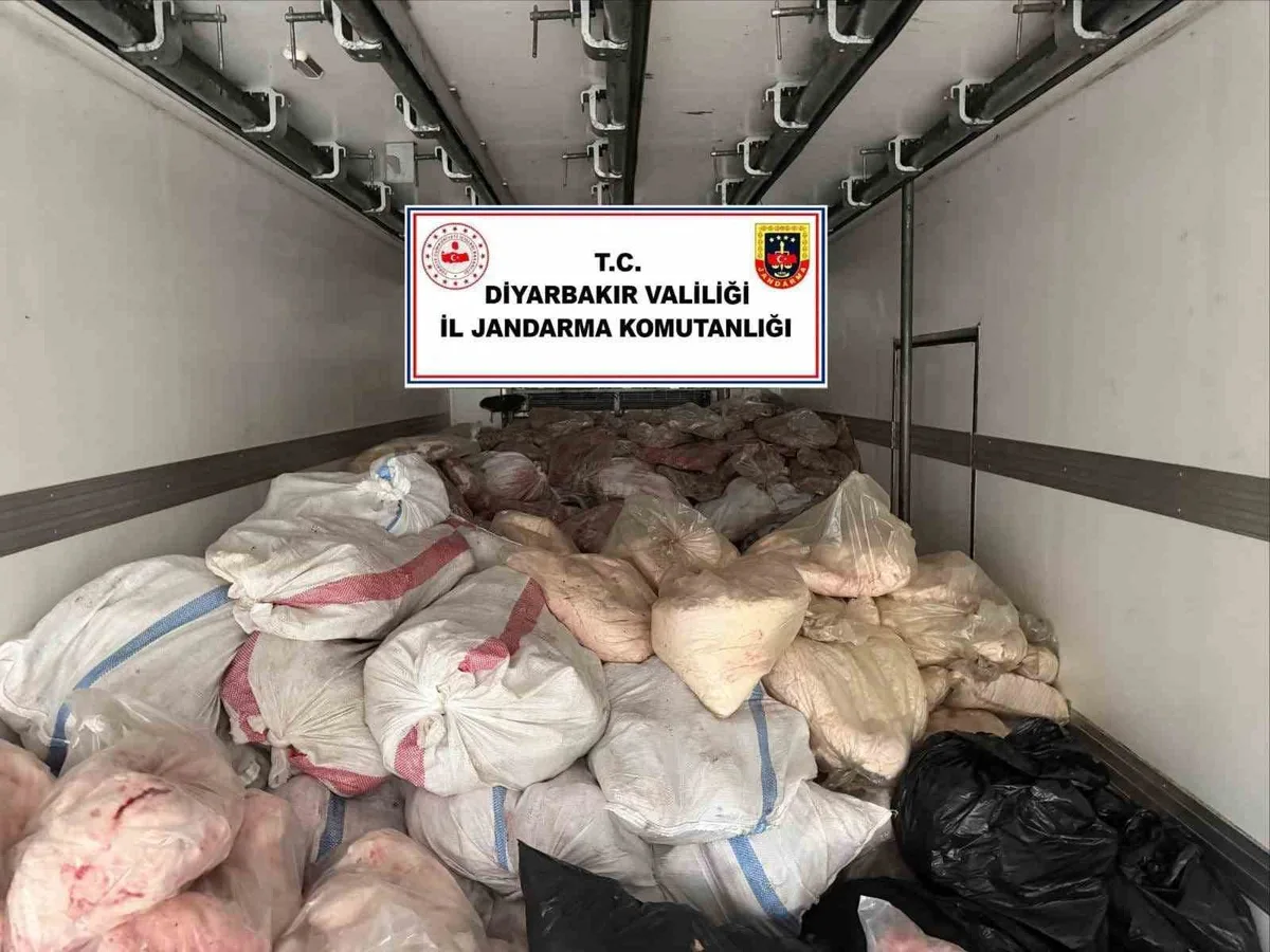 Diyarbakır Çınar'da jandarma 8 ton sağlığa elverişsiz yağ ve sakatat ele geçirdi