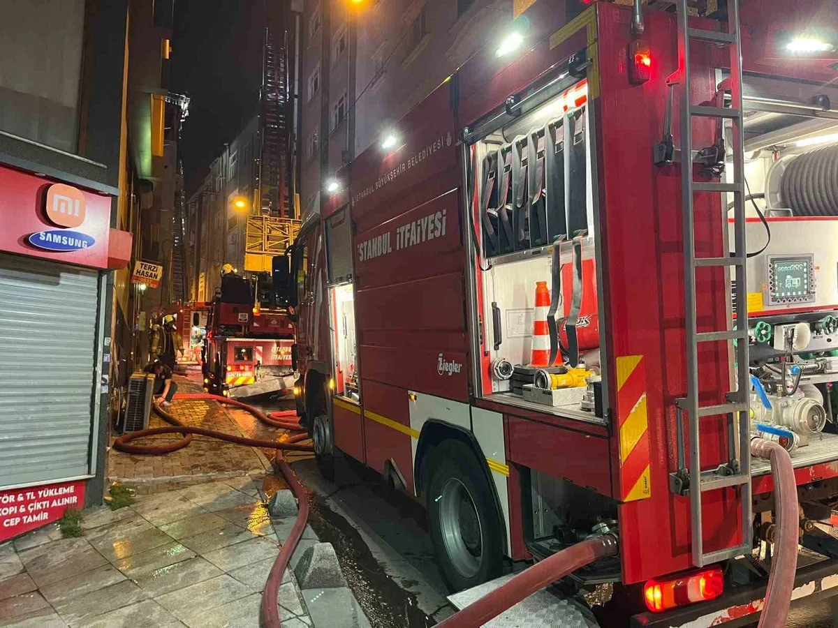 İstanbul Esenler'de 5 katlı binanın çatısındaki yangın itfaiye ekiplerince söndürüldü
