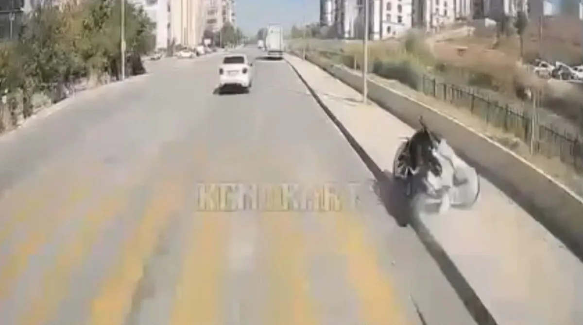 Edirne'de midibüsü geçerken kontrolden çıkan motosikletin kazası kameraya yansıdı