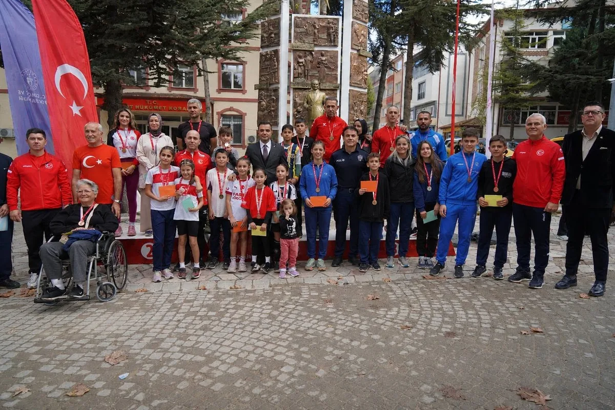 Söğüt'te Cumhuriyet'in 103. yıl dönümünde 512 sporcu halk koşusuna katıldı
