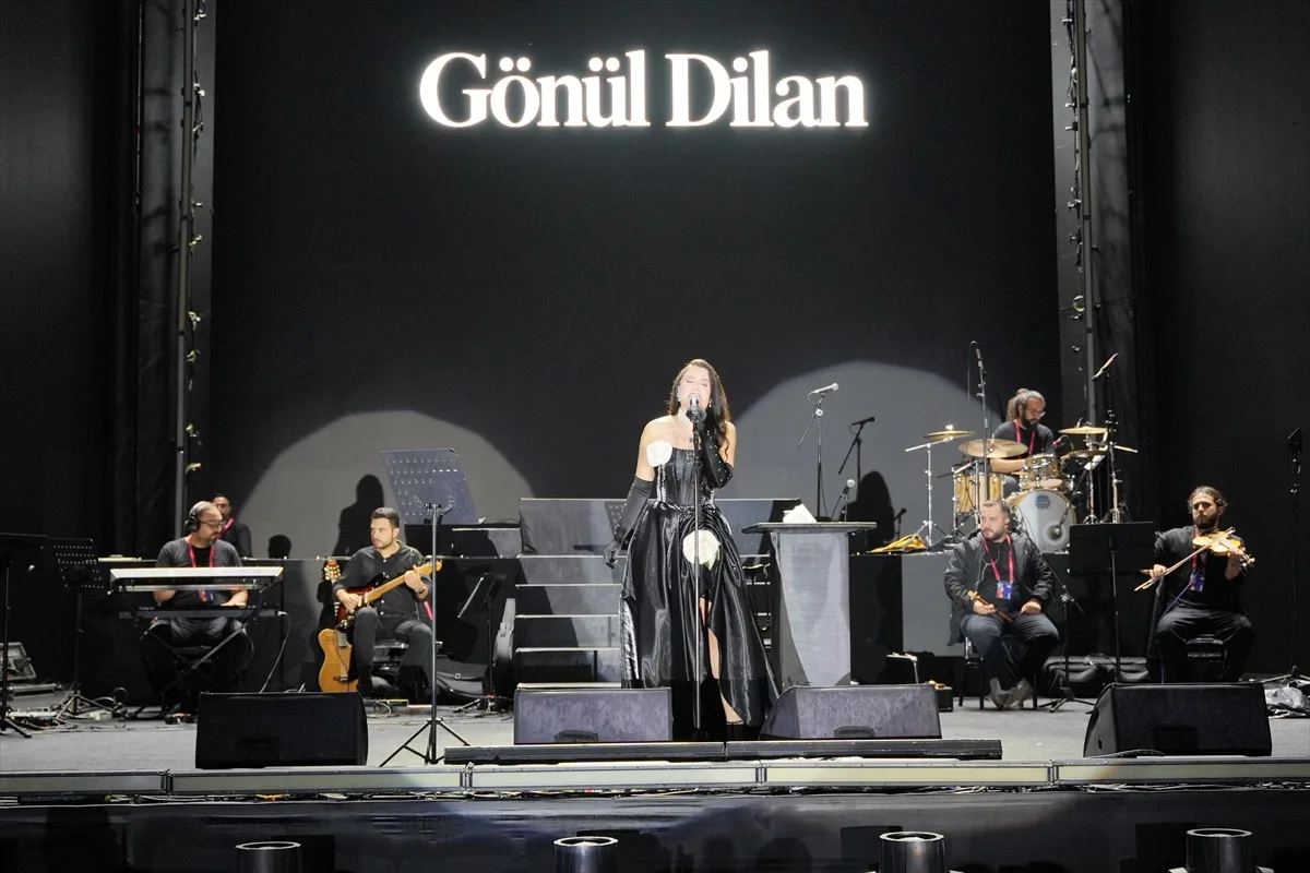 Gönül Dilan, Diyarbakır Kültür Yolu Festivali'nde Nevruz Park'ta sahne aldı