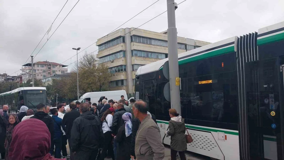 İzmit'te Milli İrade Meydanı'nda tramvay 2 kadına çarptı, biri ağır yaralandı