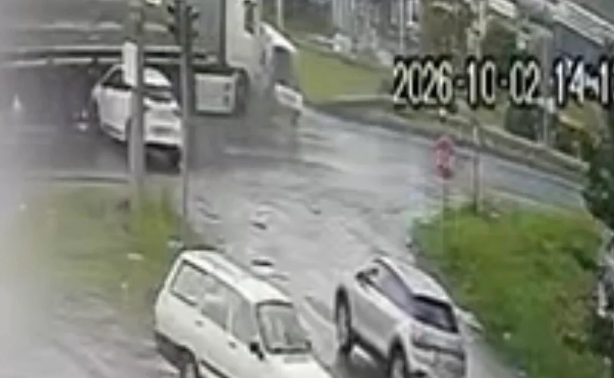 Samsun Atakum'da tırın çarptığı kazada 5 kişi yaralandı, kamera kaydı ortaya çıktı