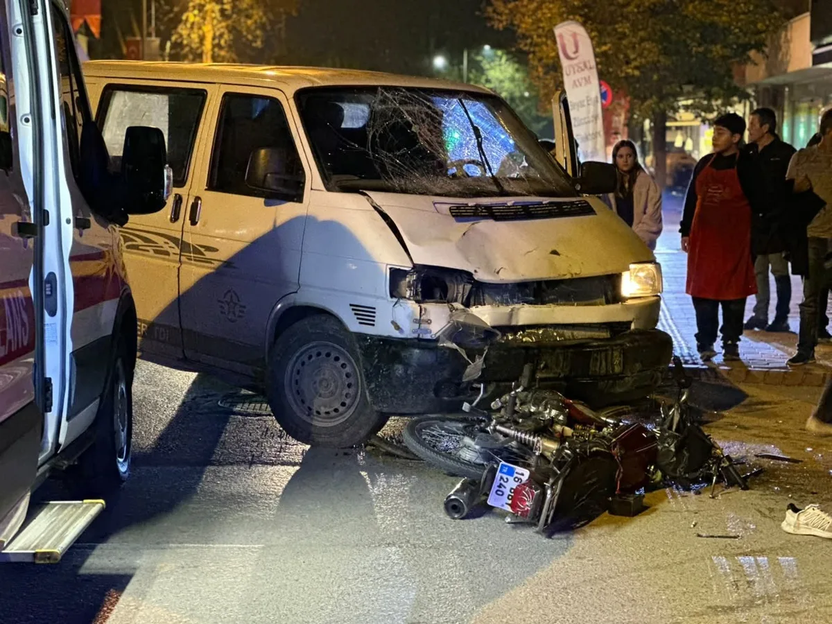Bursa İznik'te minibüsle çarpışan motosikletin sürücüsü yaralandı