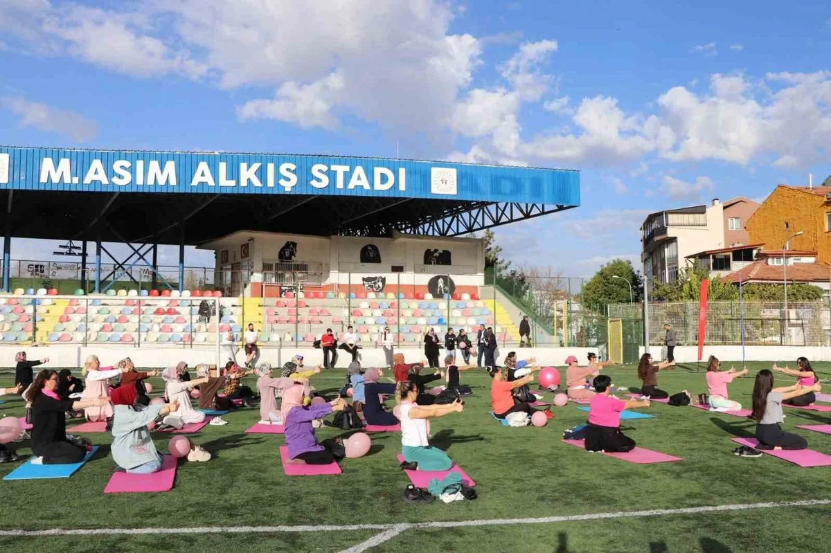 Kütahya'da meme kanseri farkındalığı için pembe pilates etkinliği yapıldı