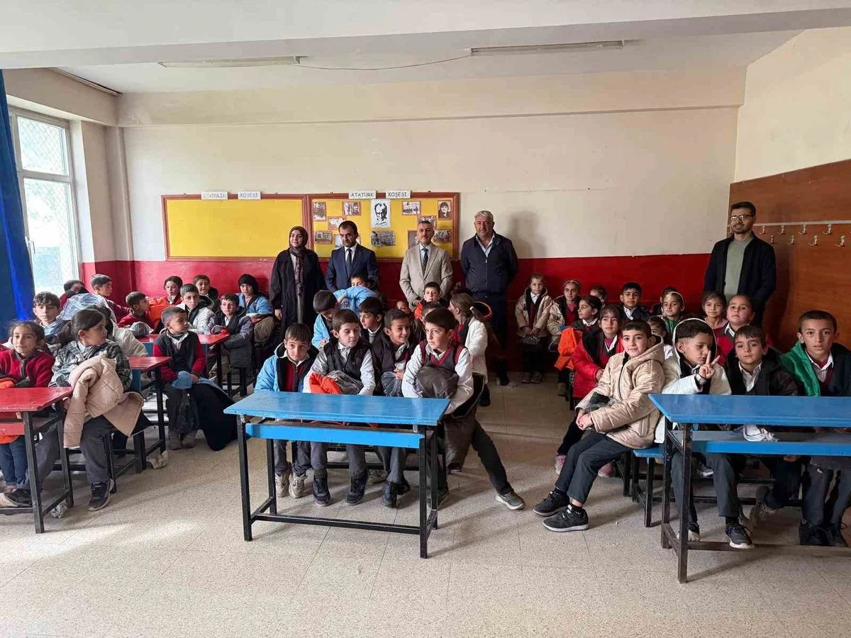 Patnos’ta 100 öğrenciye mont ve bot desteği Yukarıgöçmez’de dağıtıldı