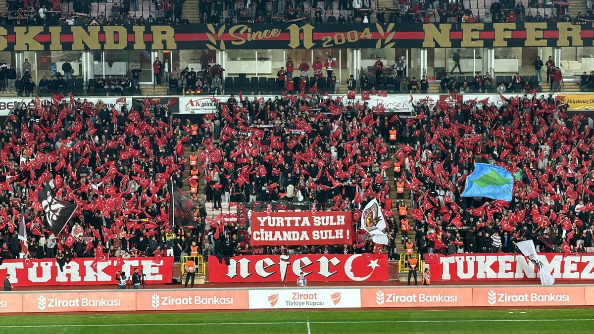 Eskişehirspor taraftarları Iğdır FK maçı öncesi Cumhuriyet Bayramı'nı kutladı