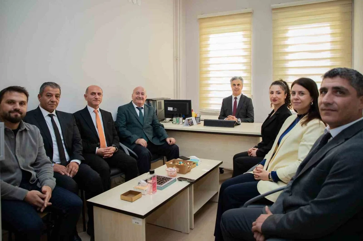 EBYÜ Rektörü Kuyrukluyıldız, doçent unvanı alan 3 akademisyeni ziyaret etti