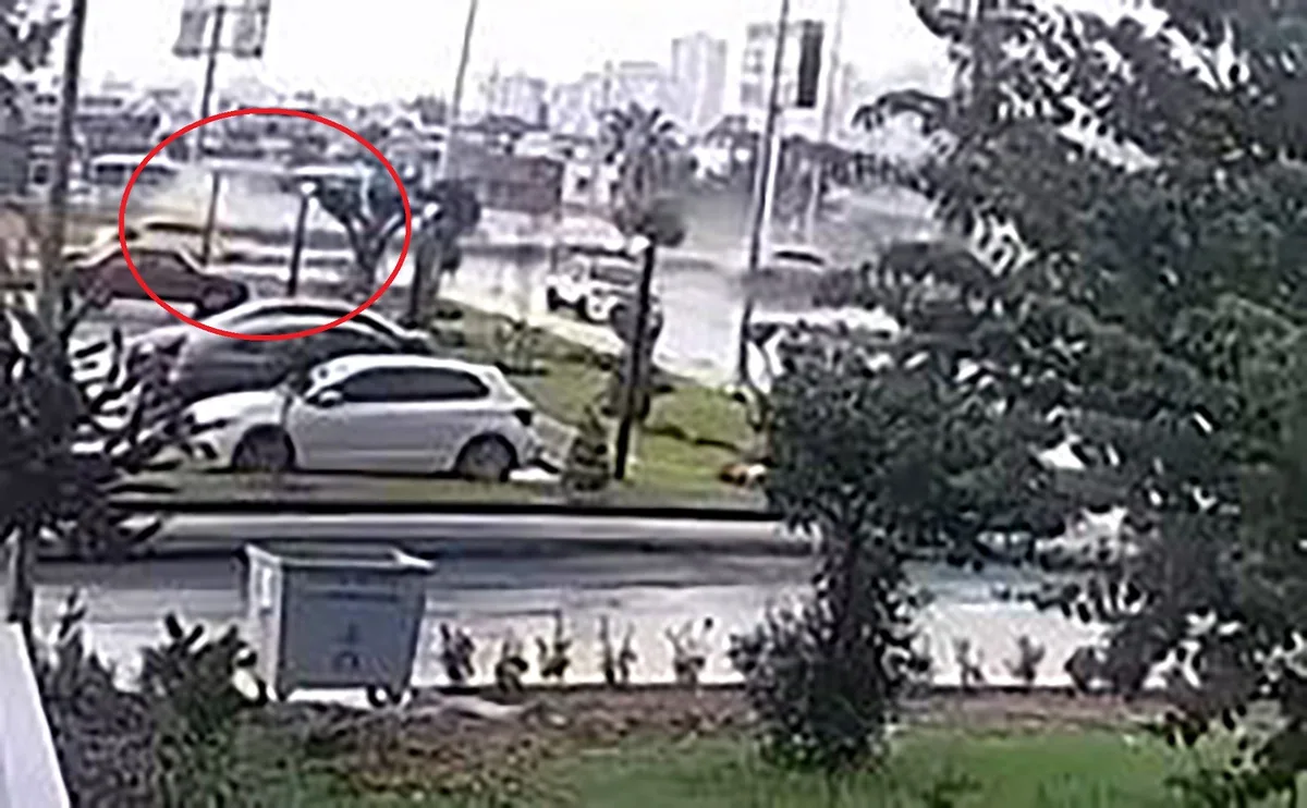 Adana'da direğe çarpan otomobilin sürücüsü eski AK Parti üyesi Aydın öldü, kaza kamerada