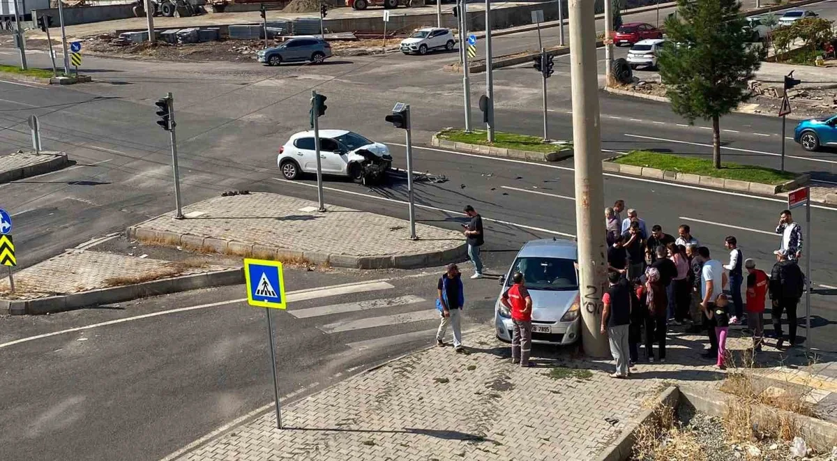 Diyarbakır Kayapınar'da iki araç çarpıştı, yaralanan 3 kişi hastaneye kaldırıldı