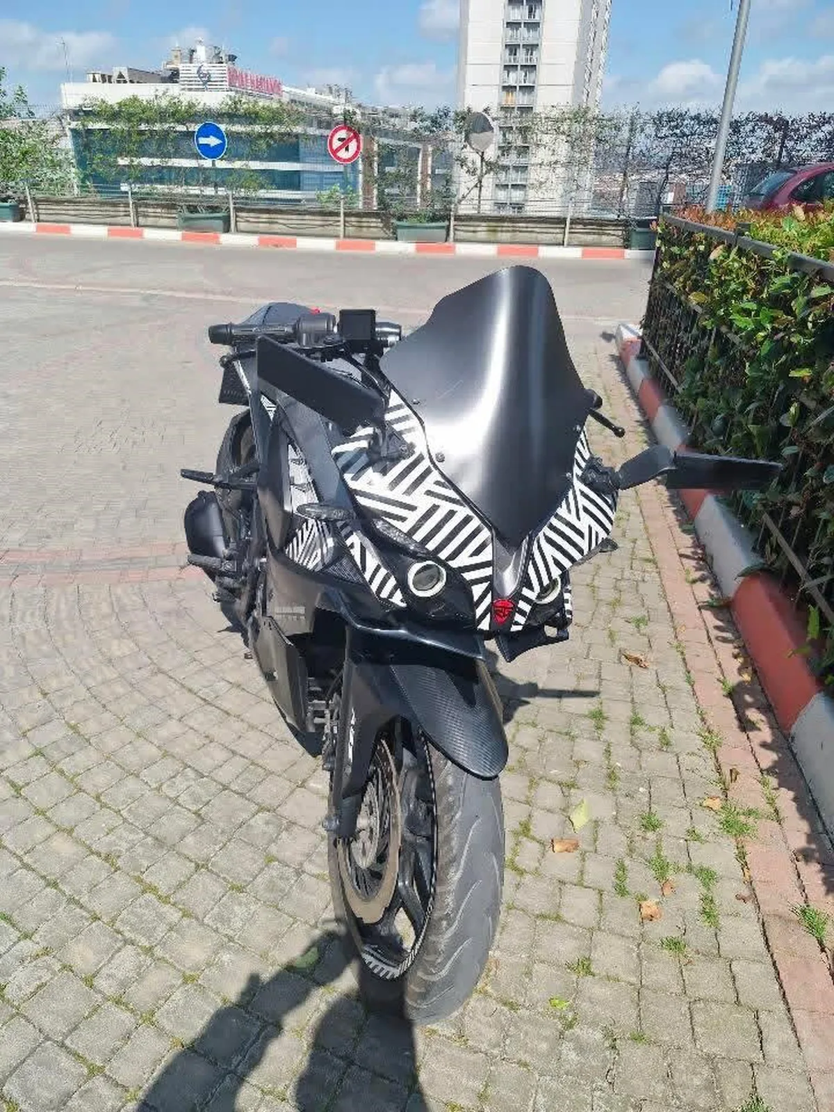 Avcılar'da park halindeki 200 bin liralık motosiklet çalındı, hırsızlık anı kamerada