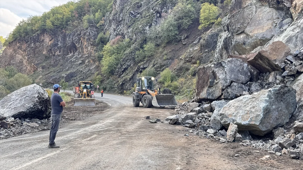 Artvin Şavşat'ta heyelanla kapanan Meydancık yolu ekiplerin çalışmasıyla açıldı