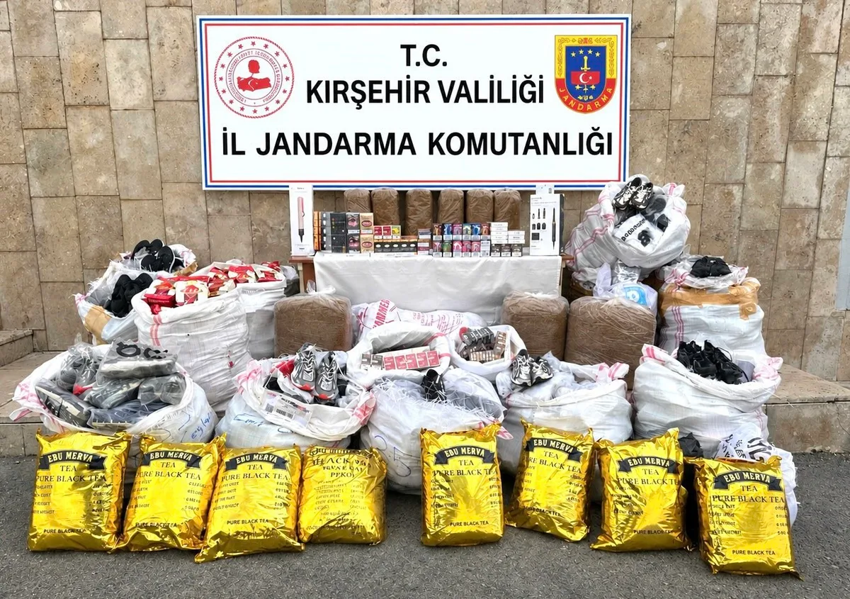 Kırşehir'de jandarma 2 milyon 800 bin liralık gümrük kaçağı ürün ele geçirdi