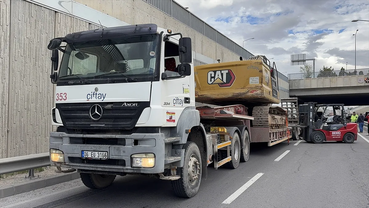 Niğde'de alt geçide sıkışan iş makinesi yüklü tır, lastikleri indirilerek kurtarıldı
