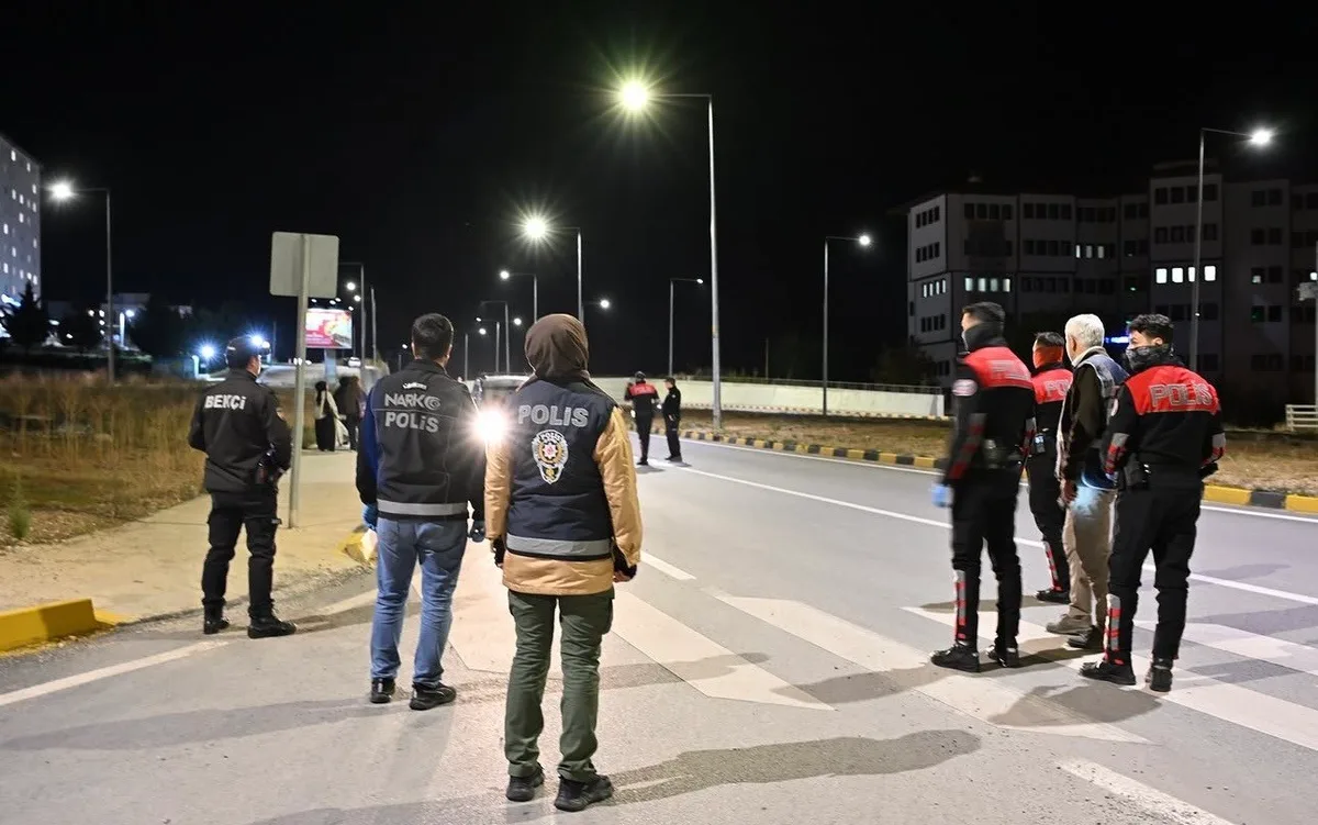 Çankırı'da polis, KYK yurtları çevresinde öğrenciler için asayiş denetimi yaptı